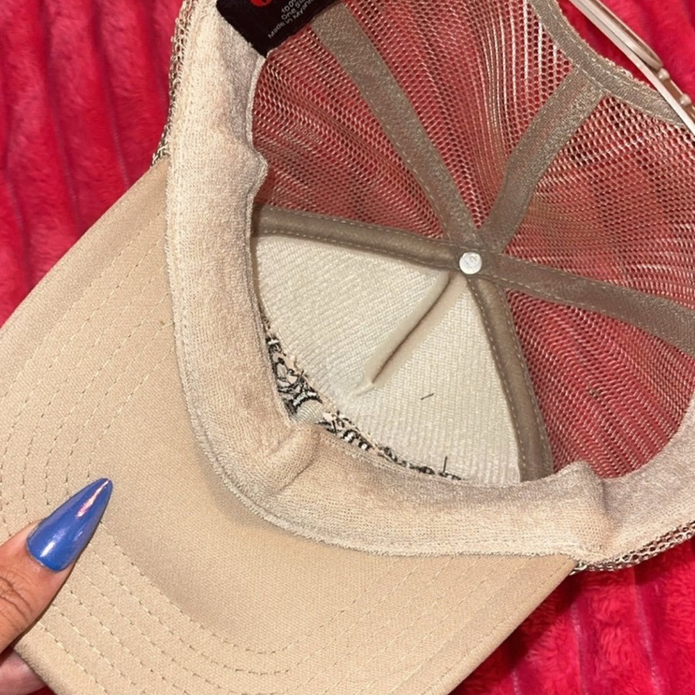 Dressed in lala hat - Picture 3 of 3